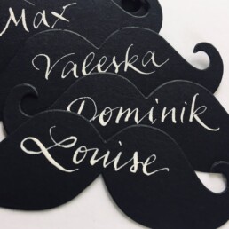 Eine Tischkarte der Kalligraphin und Schönschreiberin Charlotte von Wrede